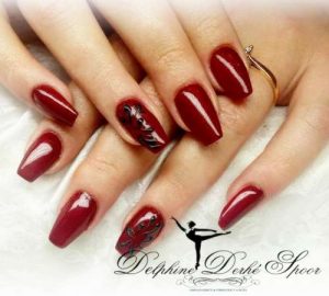 Création Nail Art Delphine Derhé Spoor ongles rouges et arabesques