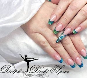 Création Nail Art Delphine Derhé Spoor ongles strass