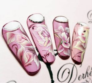 Création styliste ongulaire Delphine Derhé Spoor capsule ongles peinture fine fleurs