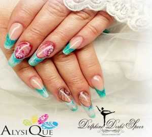 Création Nail Art stylisme des ongles turquoises
